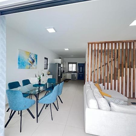 Azure 4 Bedrooms Haven Retreat: Where Tranquility Meets Turquoise Waters, Flic En Flac Mauritius Exterior foto